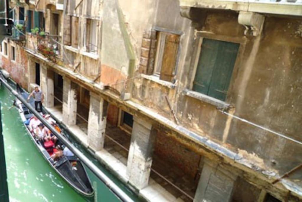 San Marco Charming Apartment With Canal View Венеция Экстерьер фото